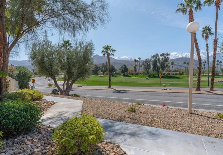 Modern Palm Springs Escape! Apartment Exterior photo